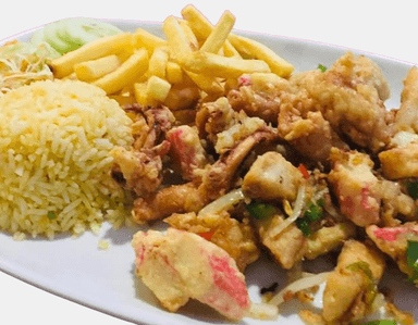 Mariscos al Ajillo con Ensalada y Papas