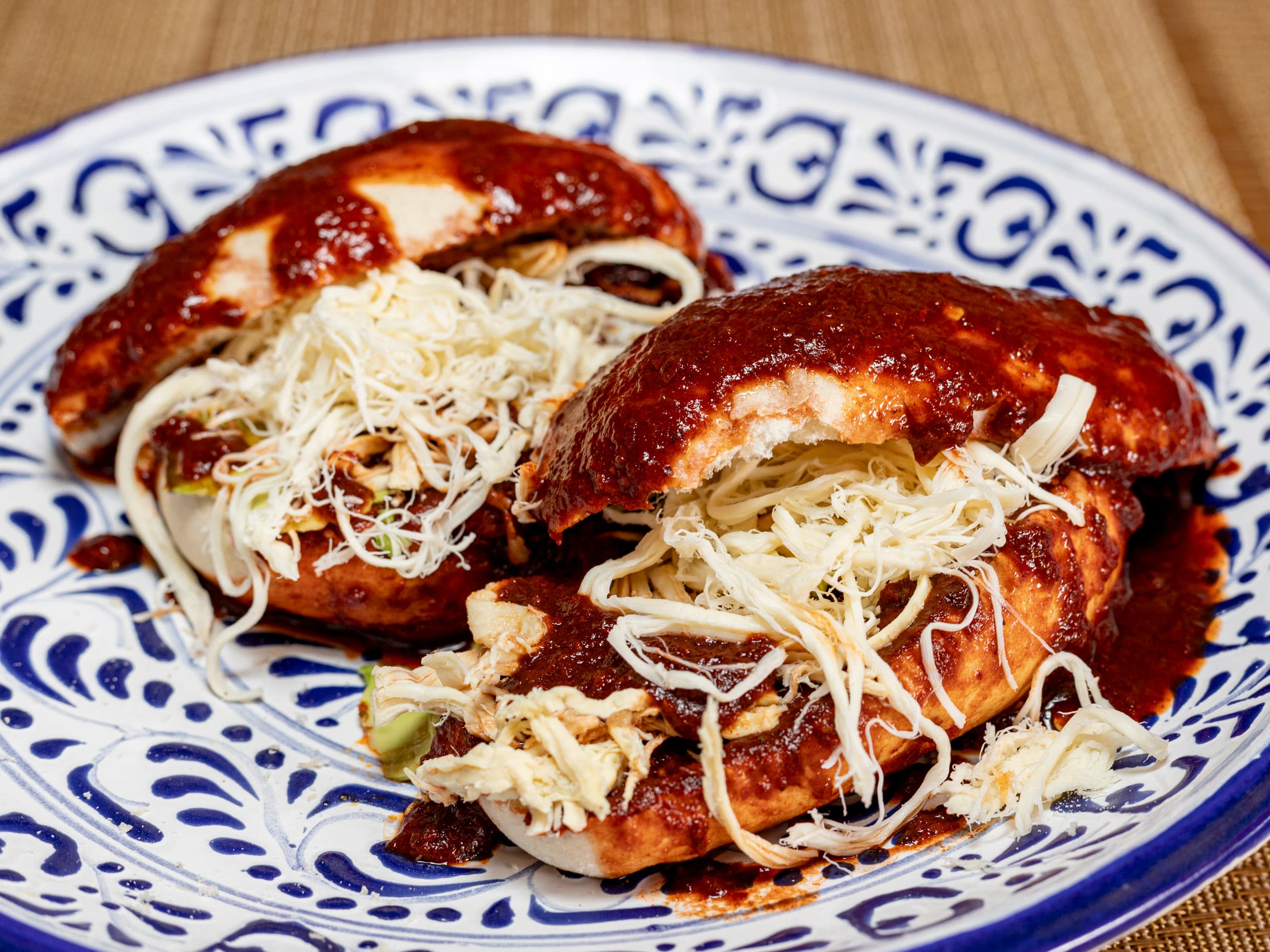 Chanclas con quesillo aguacate y pollo