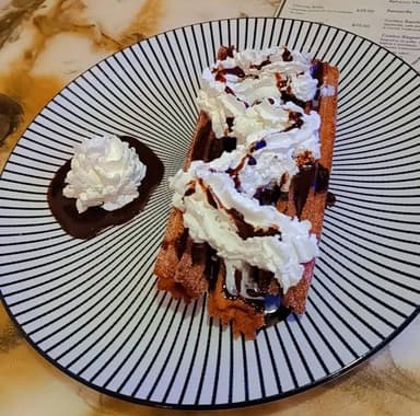 Churros con crema batida y chocolate 2 pzas