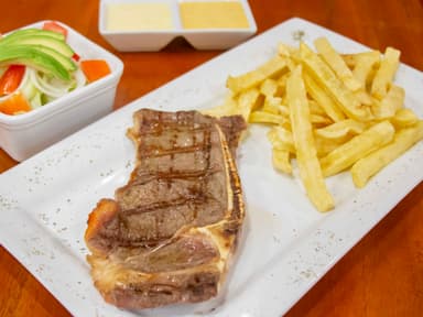 Churrasco a la parrilla (papa y ensalada)