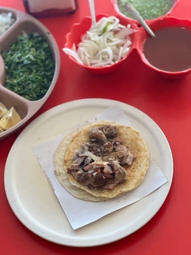 2 Tacos de Carnitas y 1 Lata de Coca Cola