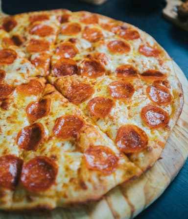Pizza Mediana con Chessesticks y Bebida 1.5 L