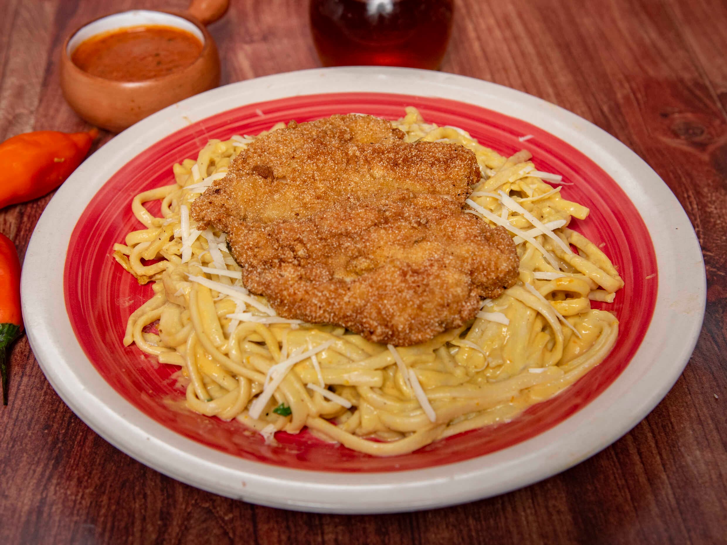 Fetuccini a la Huancaína con Milanesa + Entrada