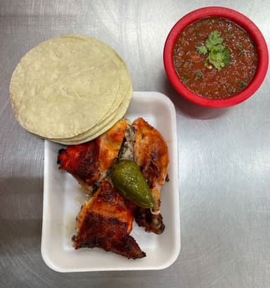 1/4 de pollo, salsa y tortillas