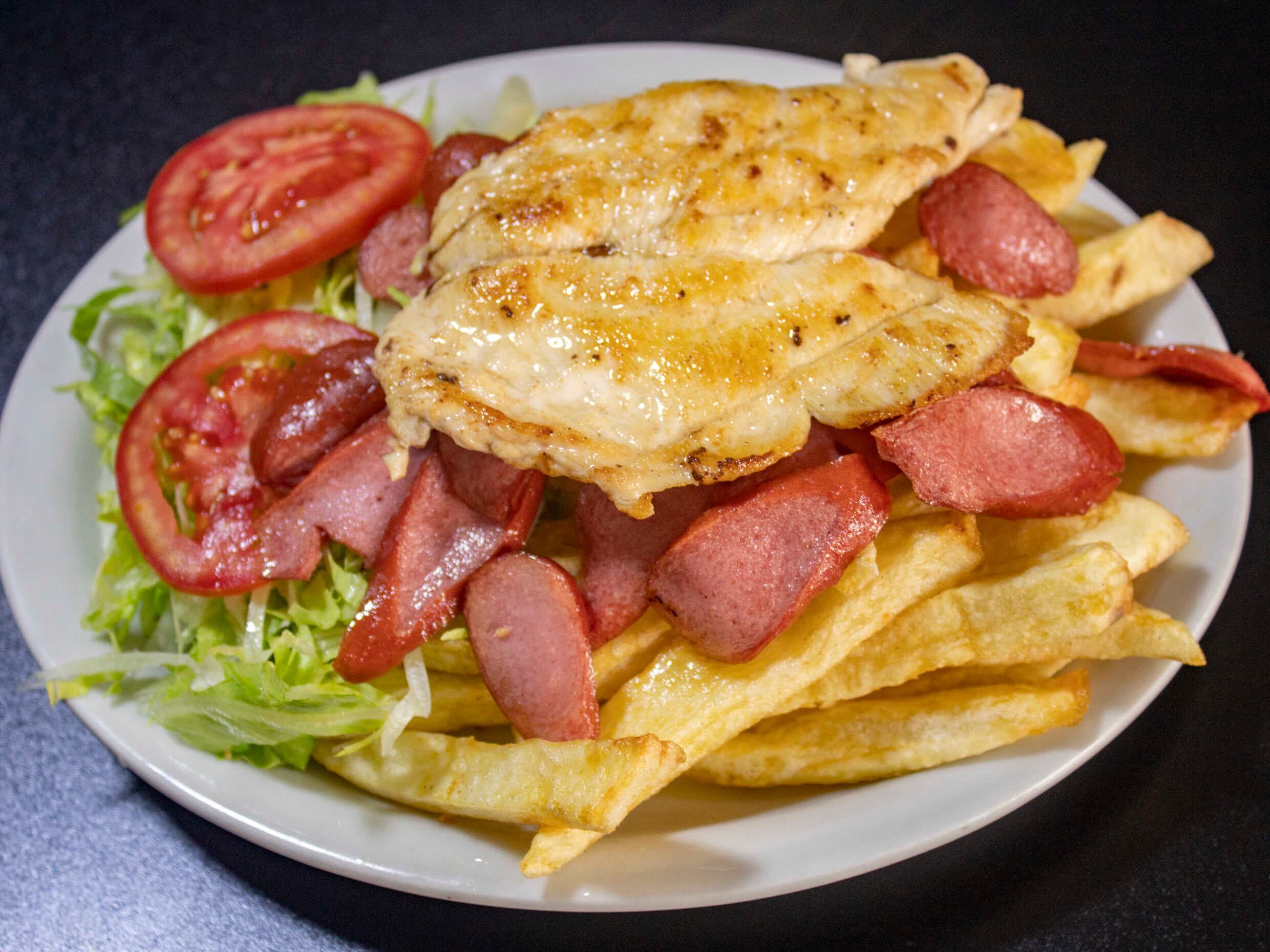 Salchipapa con Filete