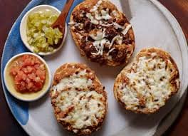 Molletes con guiso