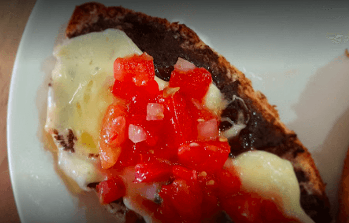 Molletes con Chorizo