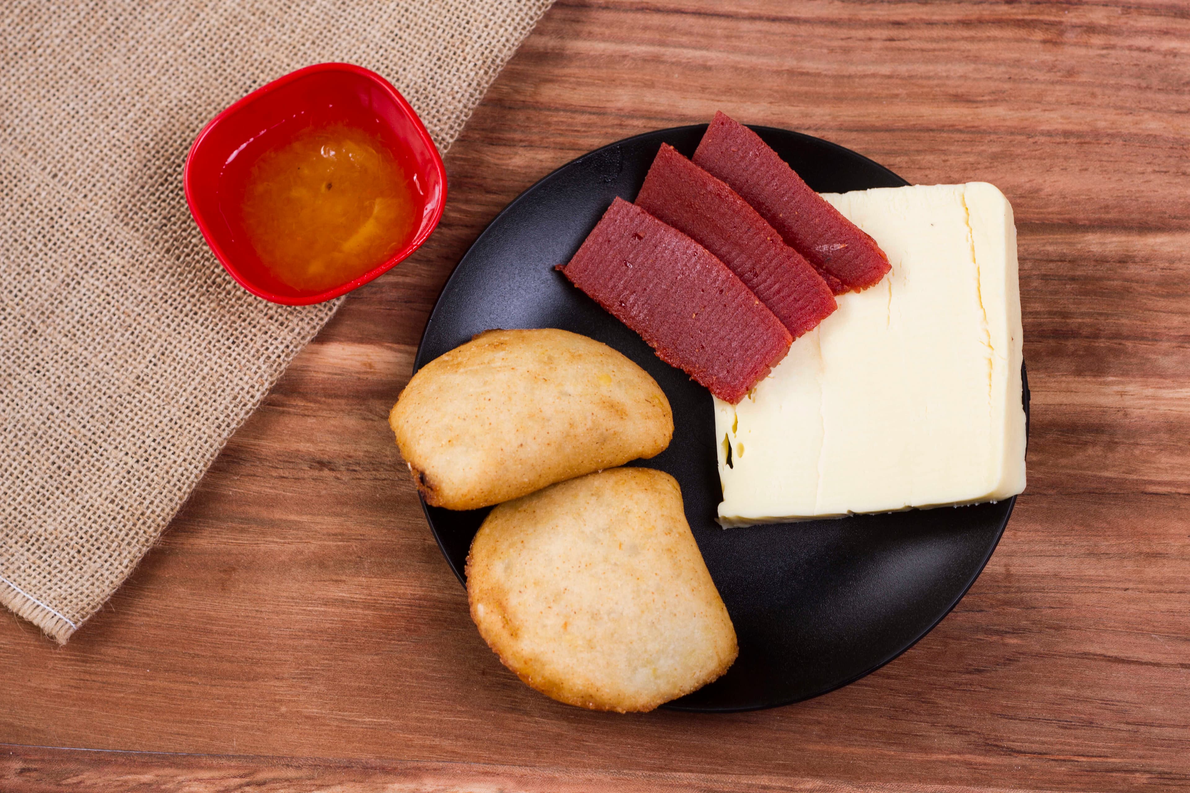 Empanada Maduro y Bocadillo