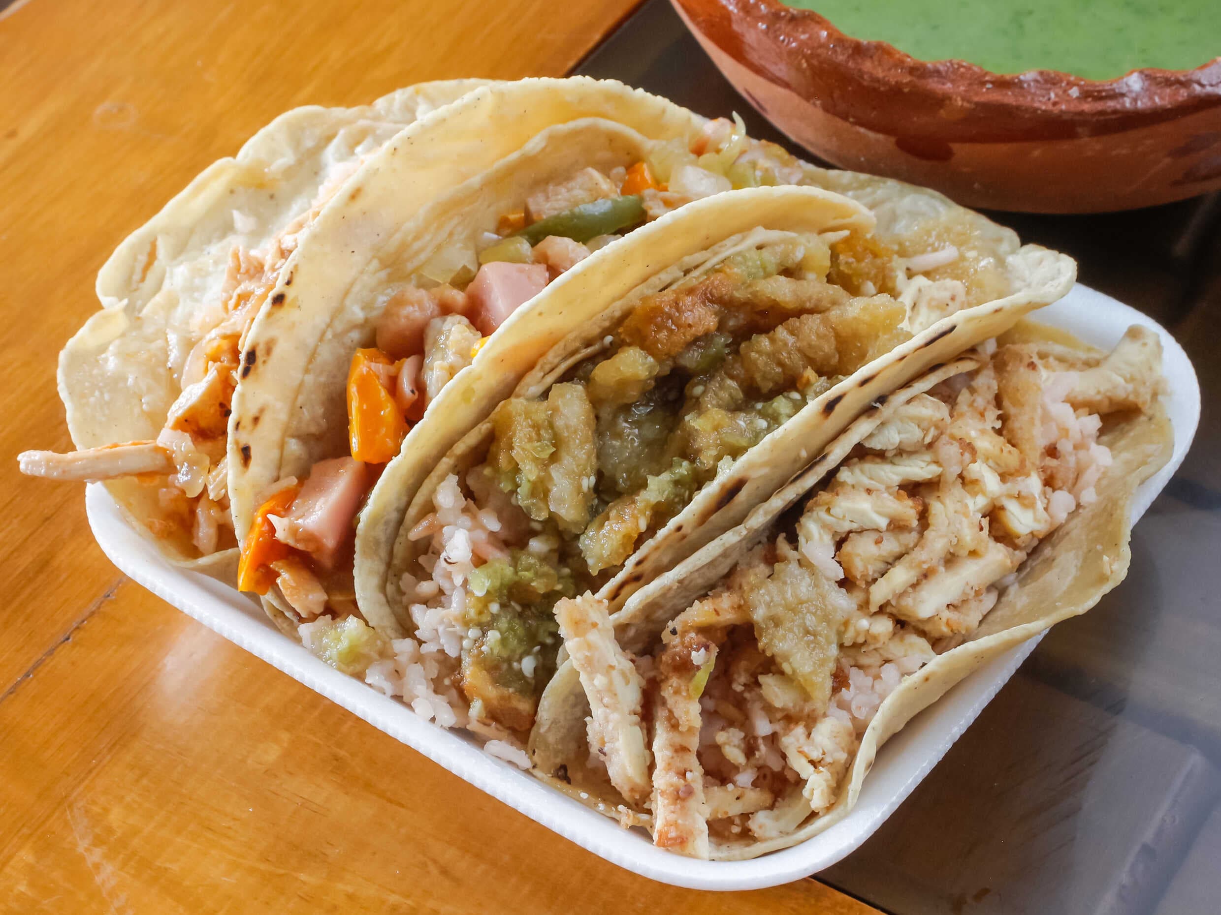 4 TACOS  Y UN LITRO DE AGUA