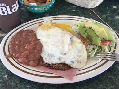 Huevos Estrellados Con jamon, queso y carne desheb