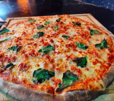 Pizza Jamón Serrano y Albahaca Fresca