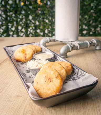 Arepitas Chicharrón y Queso