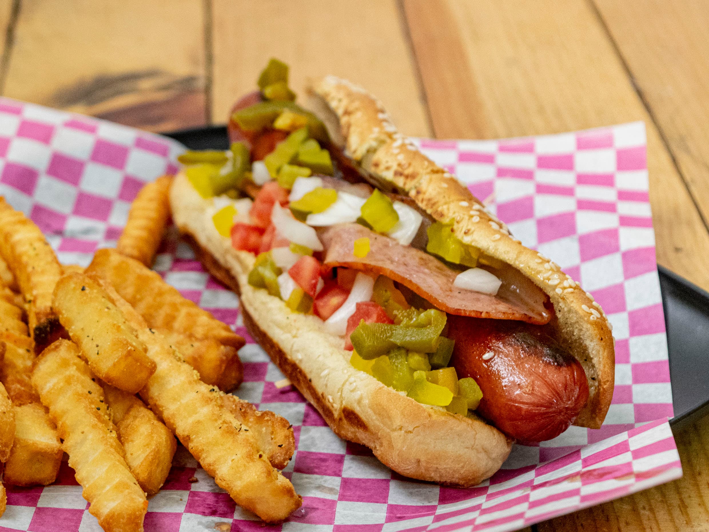 Hot Dog Lobo Solitario con Papas
