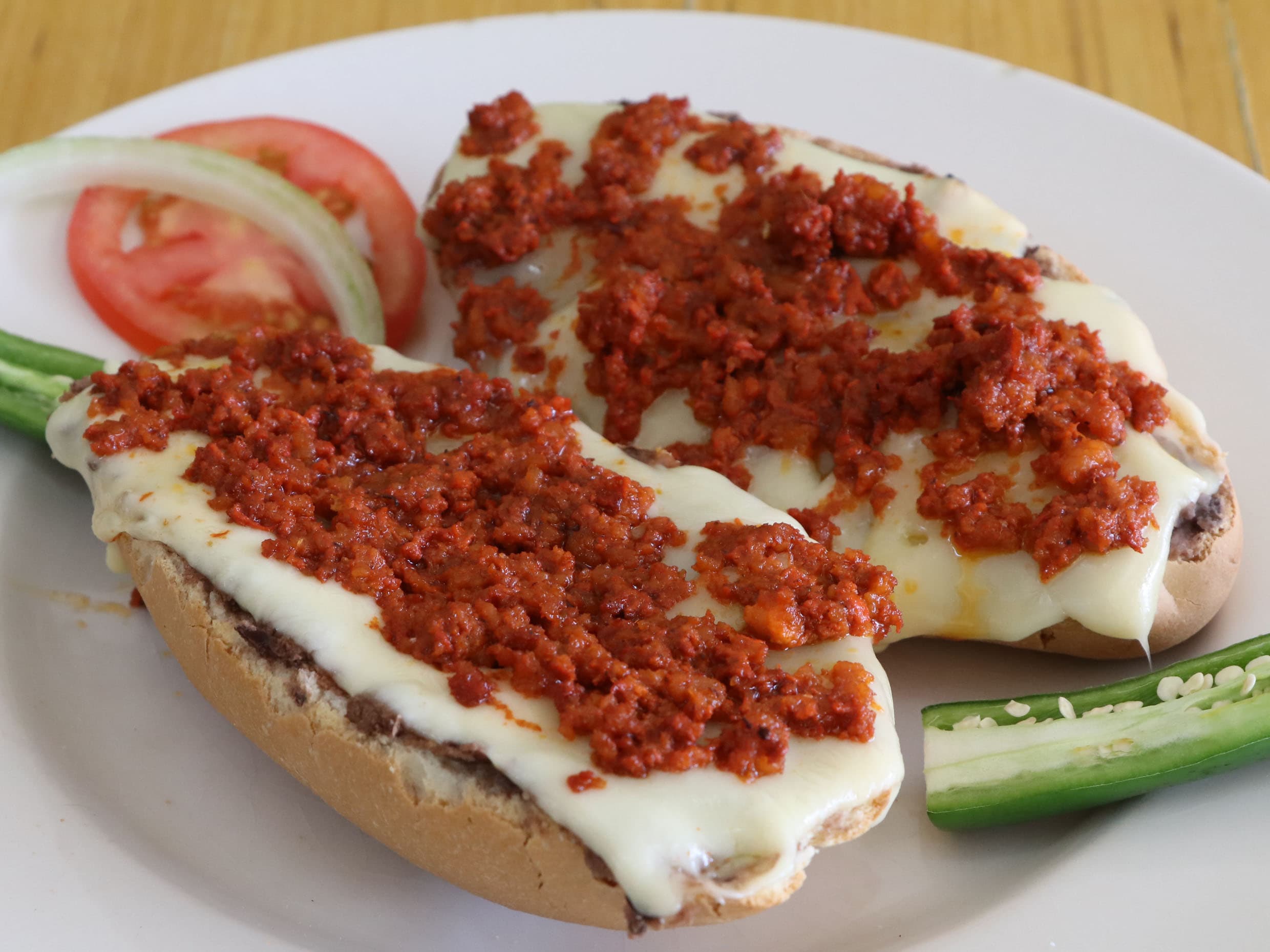 Molletes con Chorizo