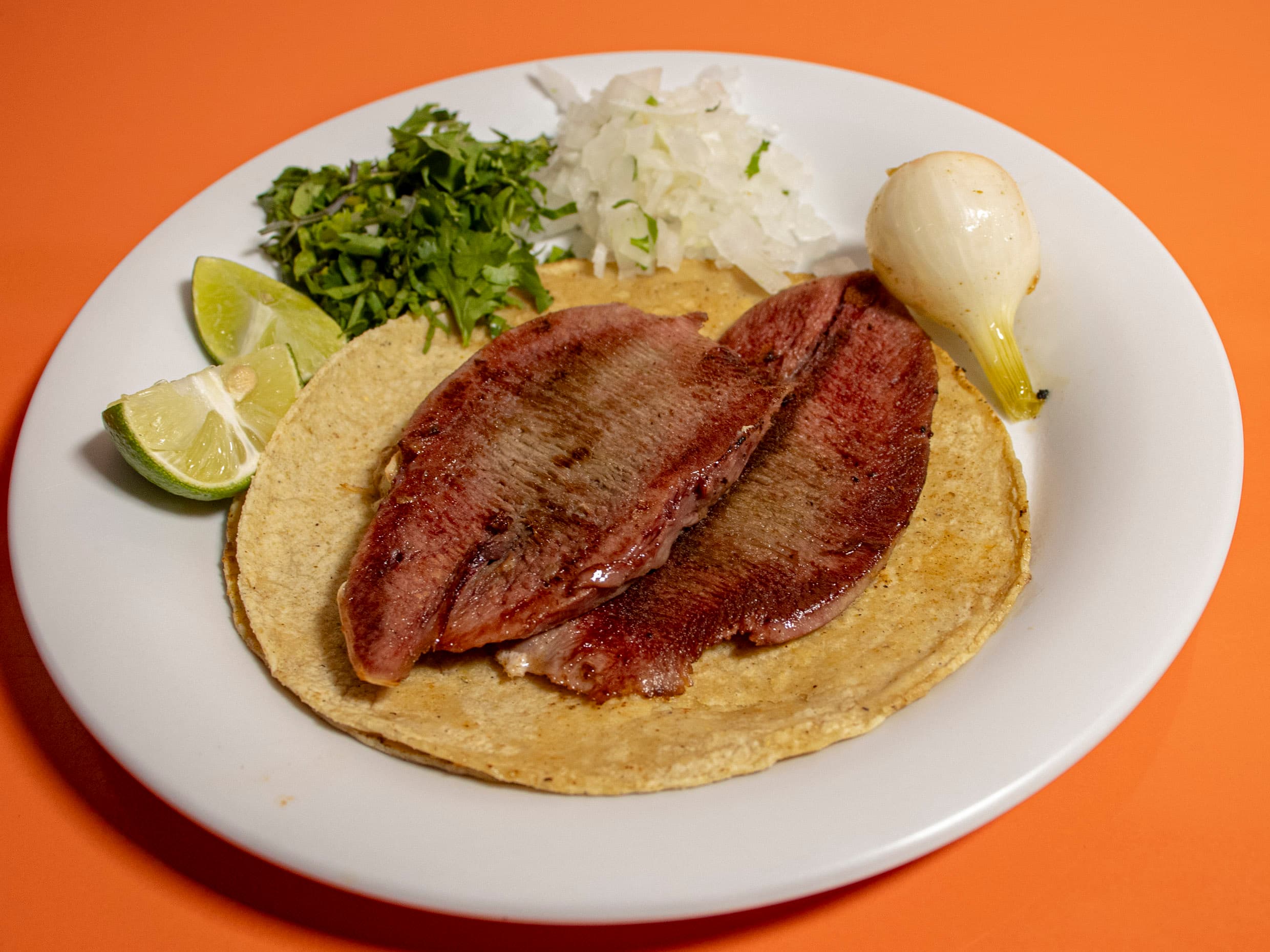 Taco de Lengua en Tortilla Grande