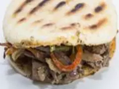 Arepa Rellena Juliana de Res Salteado al Wok