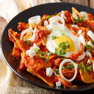 Chilaquiles rojos con huevo