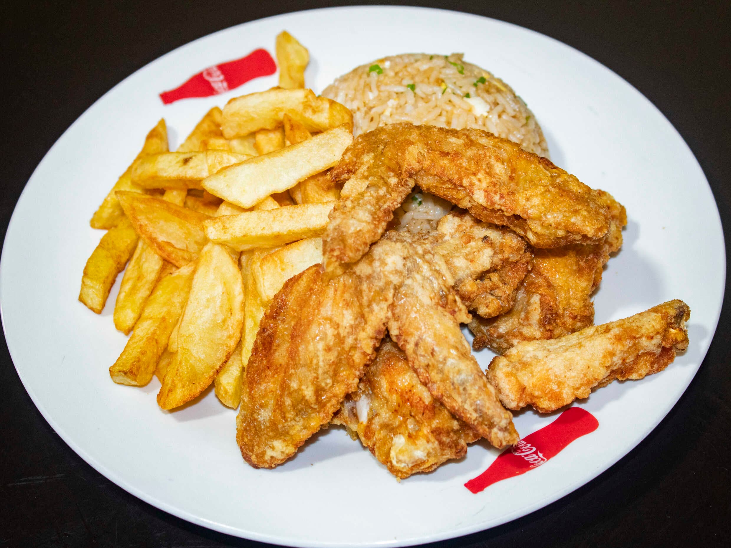 Chaufa con Alita y Papas Fritas