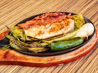 Pechuga asada con nopal y tocino