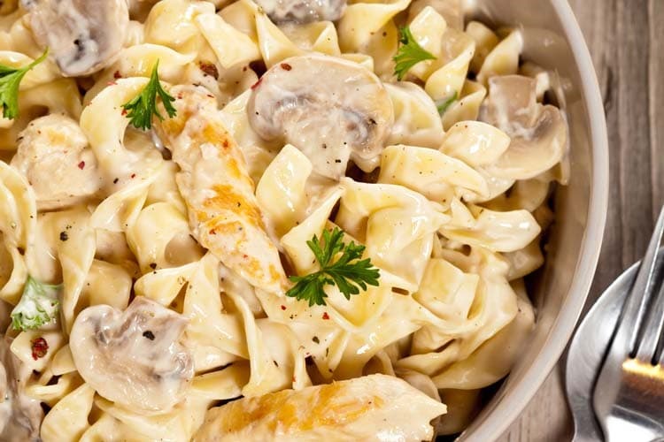 PASTA ALFREDO CON POLLO Y CHAMPIÑONES + Coca Cola