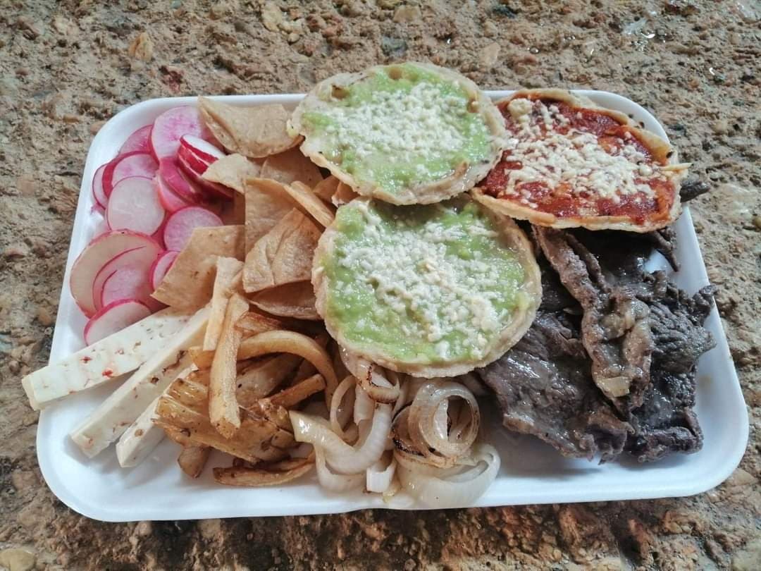 Chalupas con salsa roja