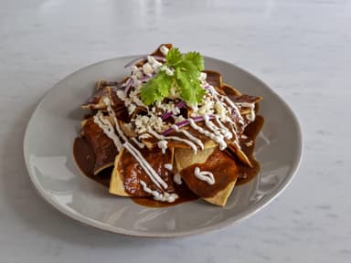Chilaquiles Mole con Pollo