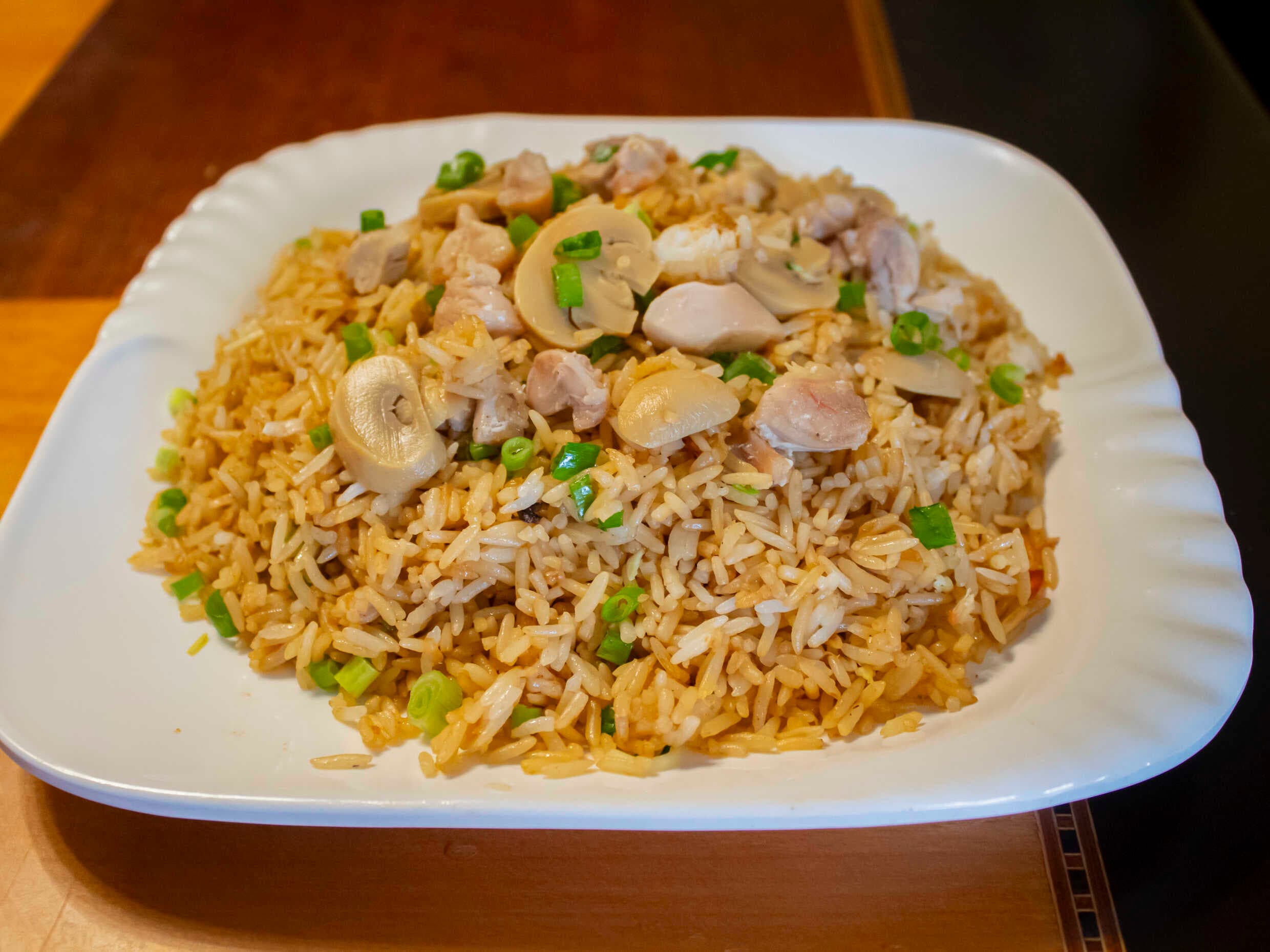 Chaufa con Pollo y Champiñón Menú