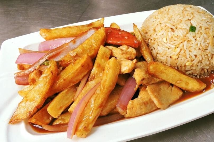 Lomo Saltado de Pollo con Chaufa