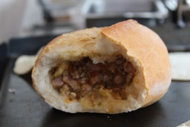 Bolillo con Guisado