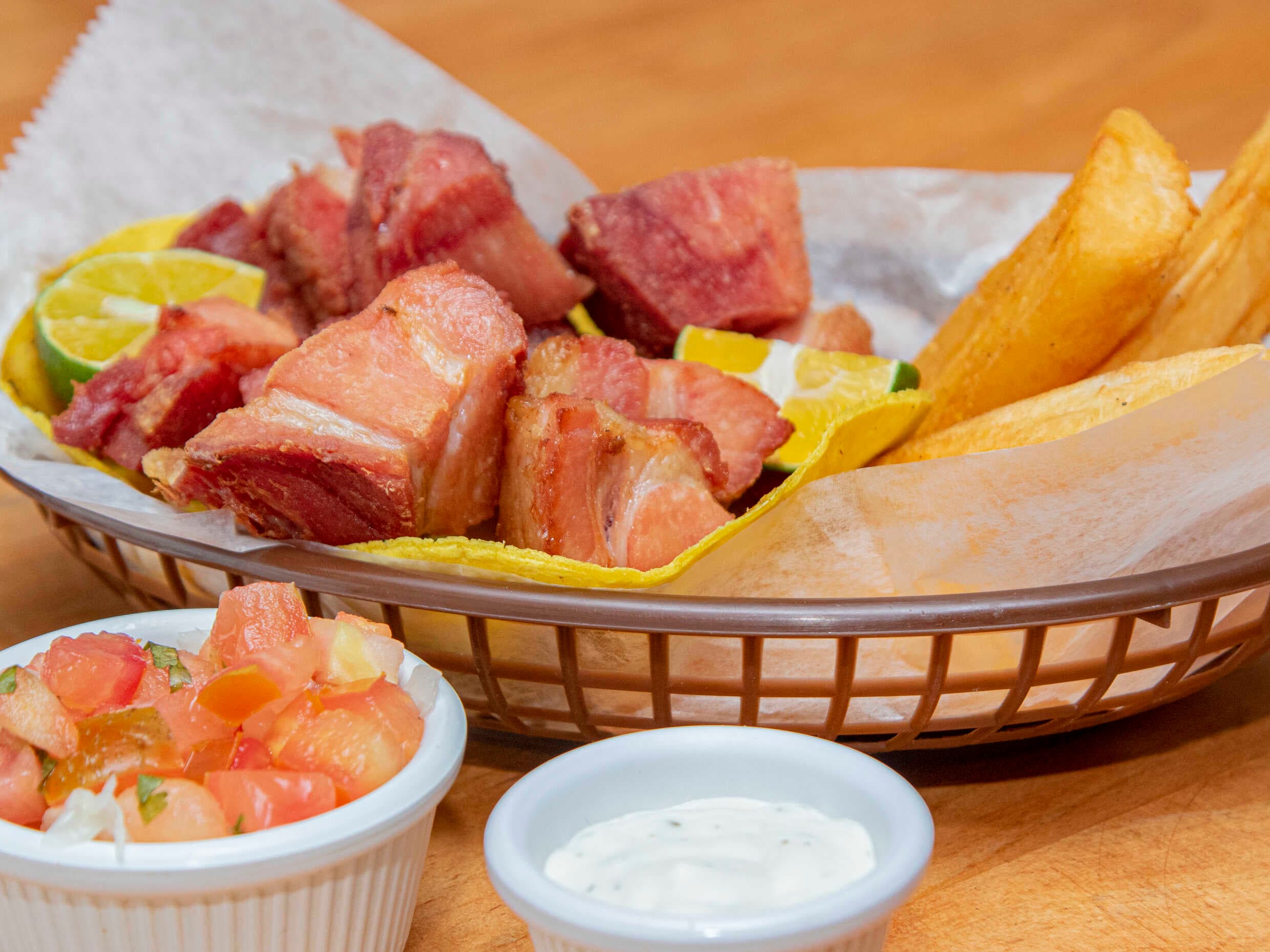 Canasta de Chicharrones + Acompañamientos