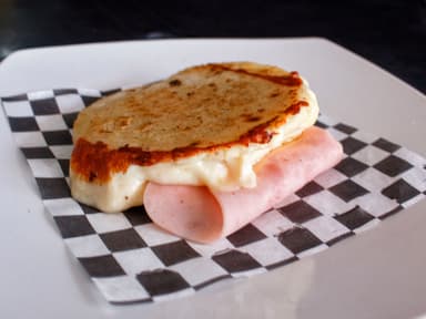 Arepa de Jamón con Queso