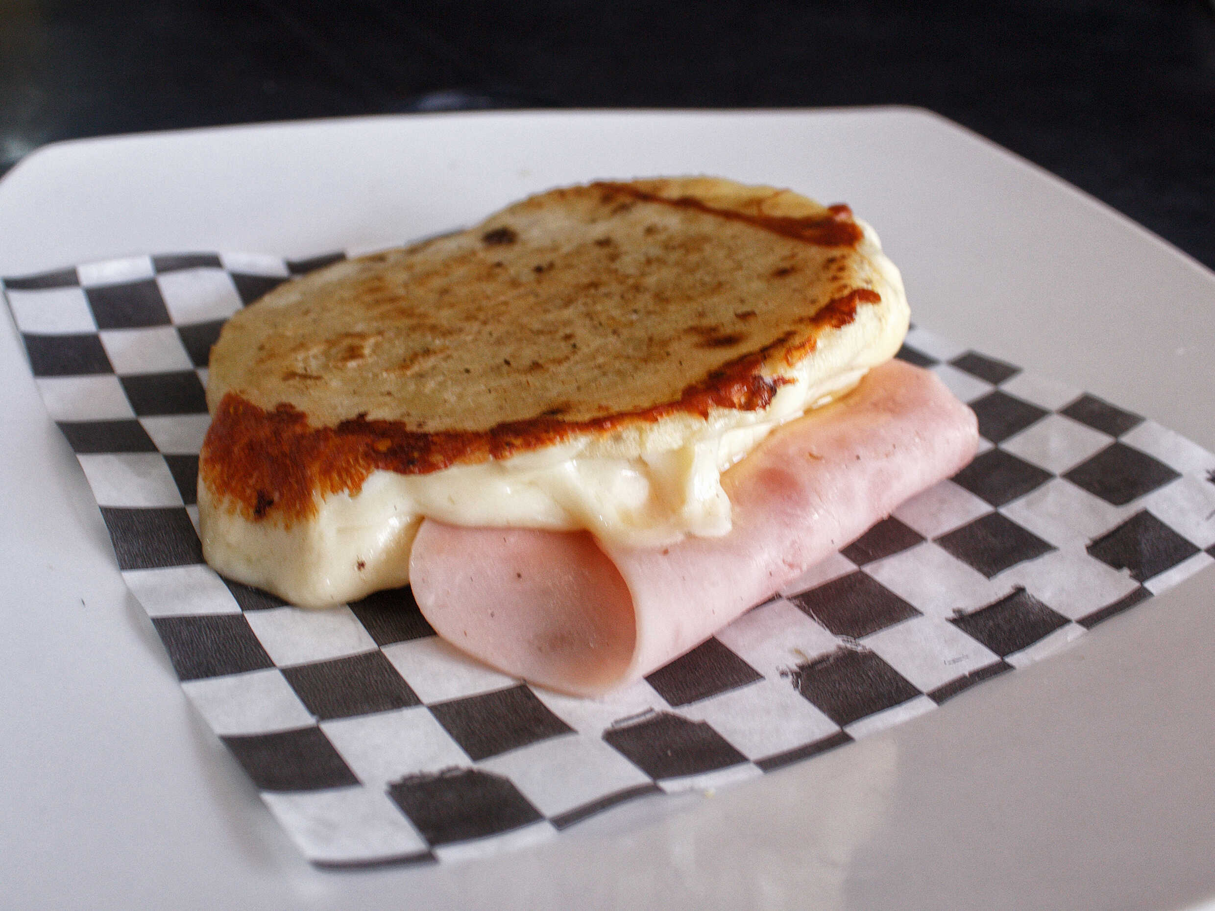 Arepa de Jamón con Queso