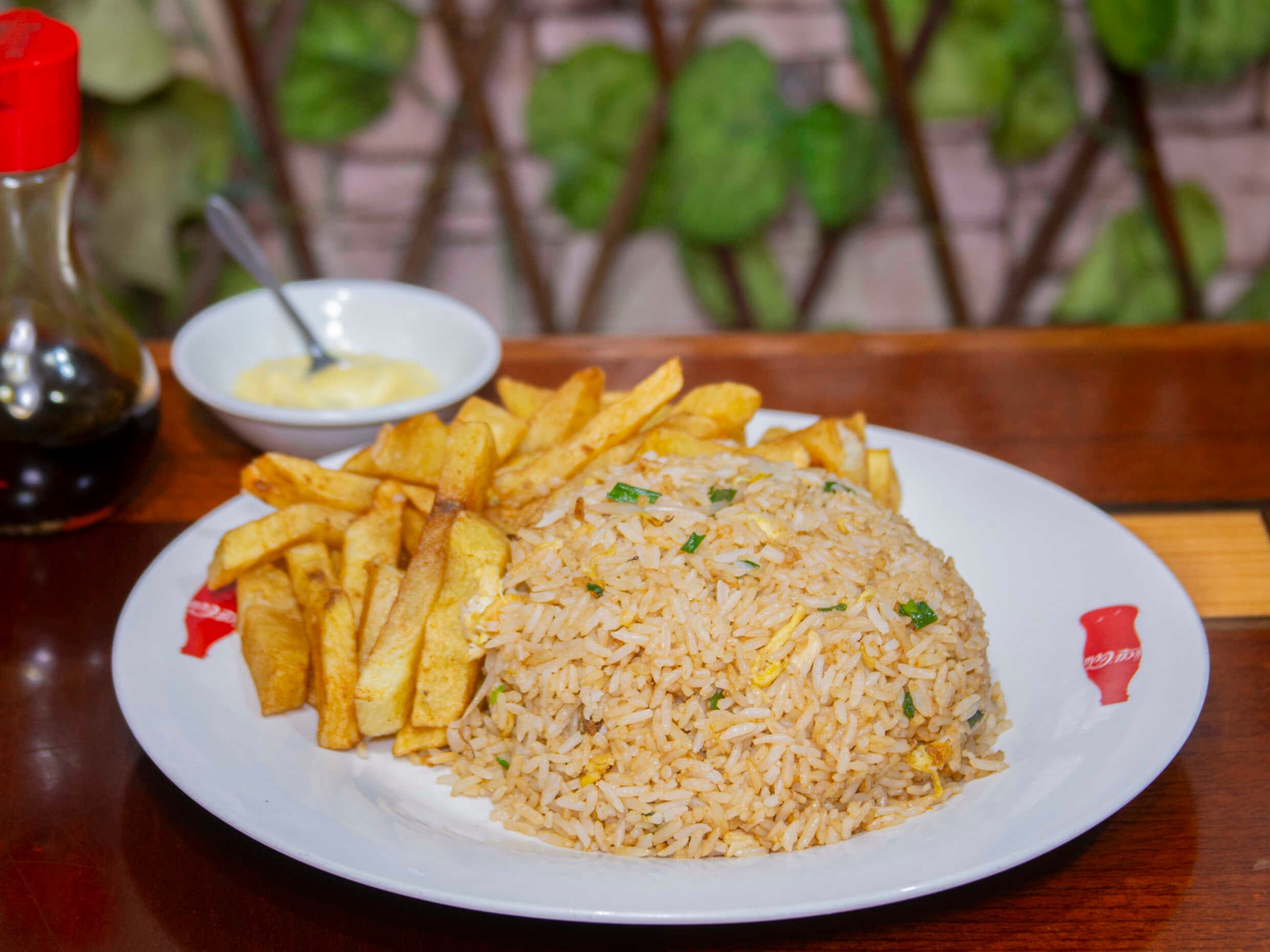 Chaufa de Pollo con Papas Fritas