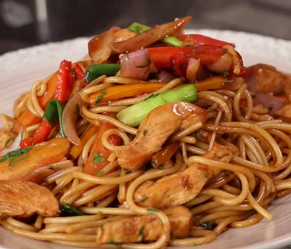 Tallarín Saltado de Pollo