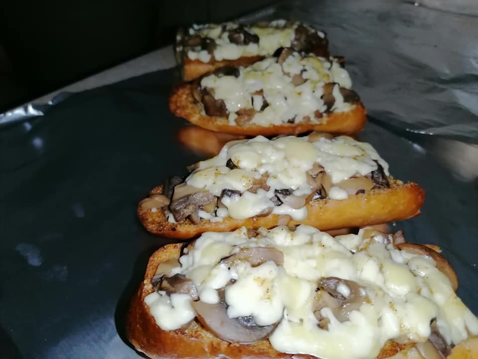 2 Pan con Ajo, Queso y Champiñones