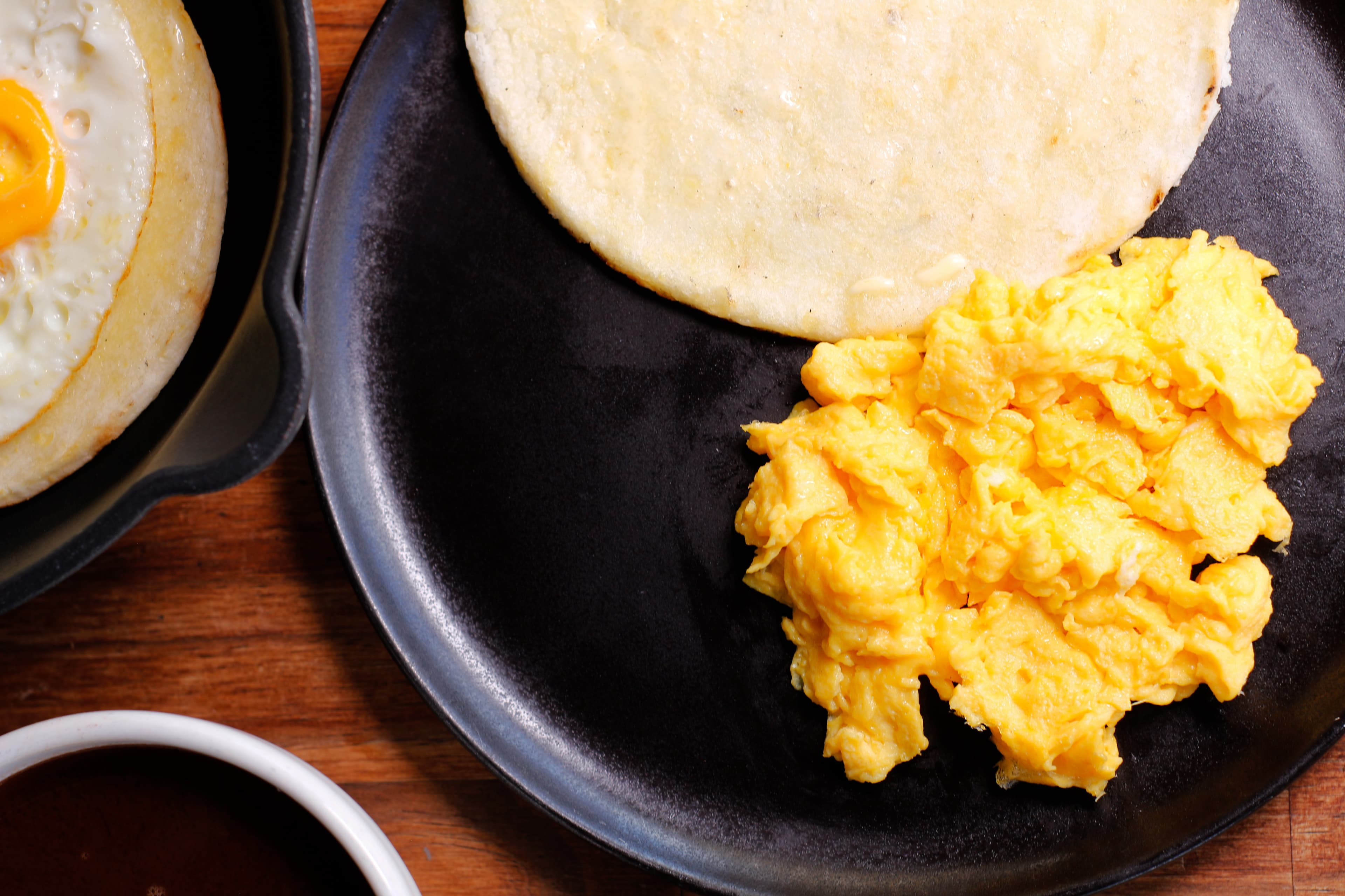2 Arepas + 2 Huevos Revueltos