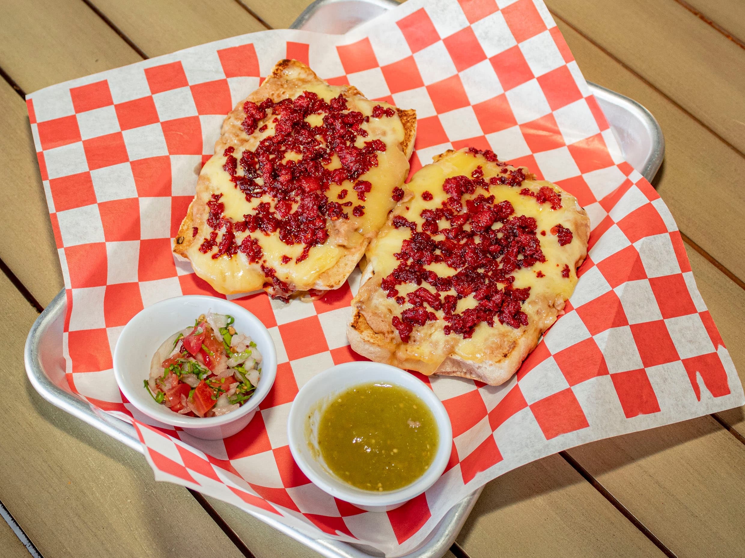 Molletes con chorizo