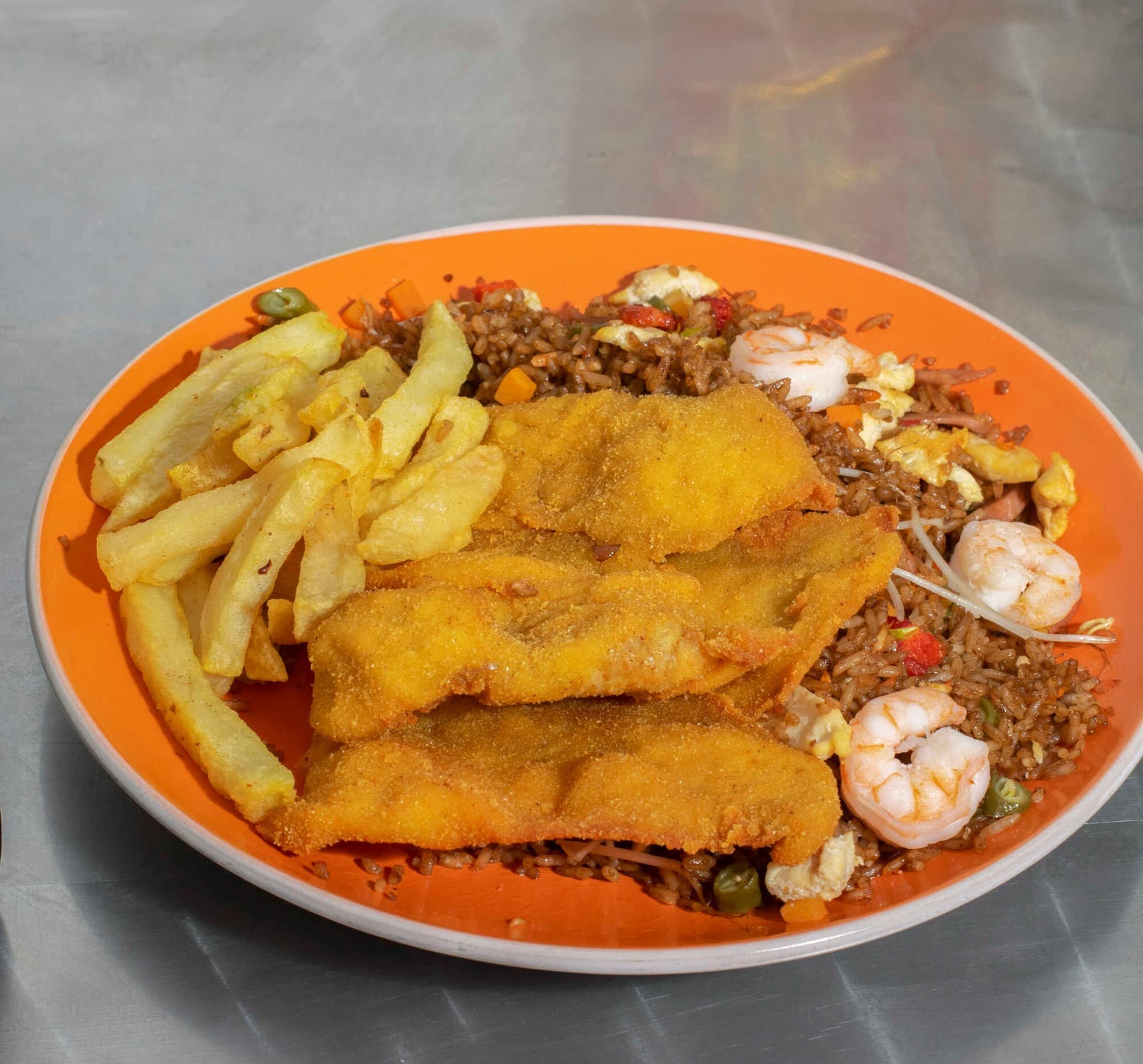 Arroz Chino con Papas y Chuleta 1 Persona