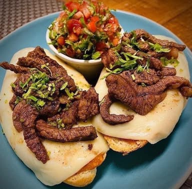 Molletes con Carne Asada