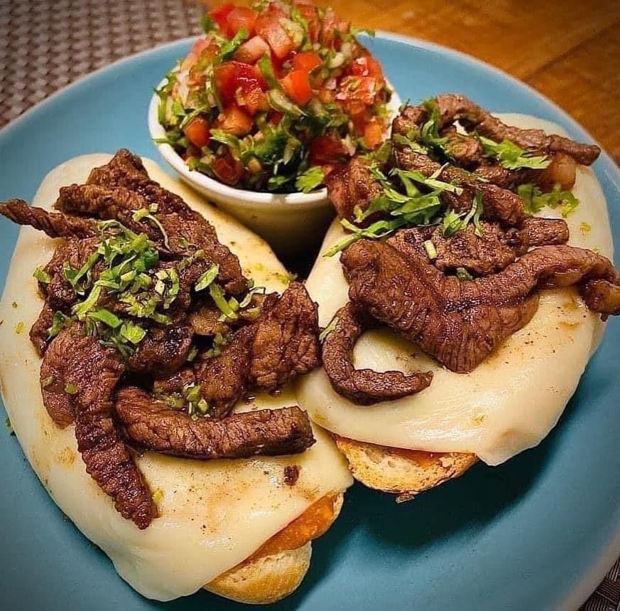 Molletes con Carne Asada