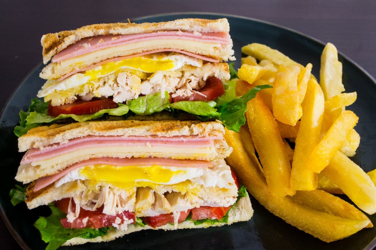 Club Sándwich + Jugo de Maracuyá