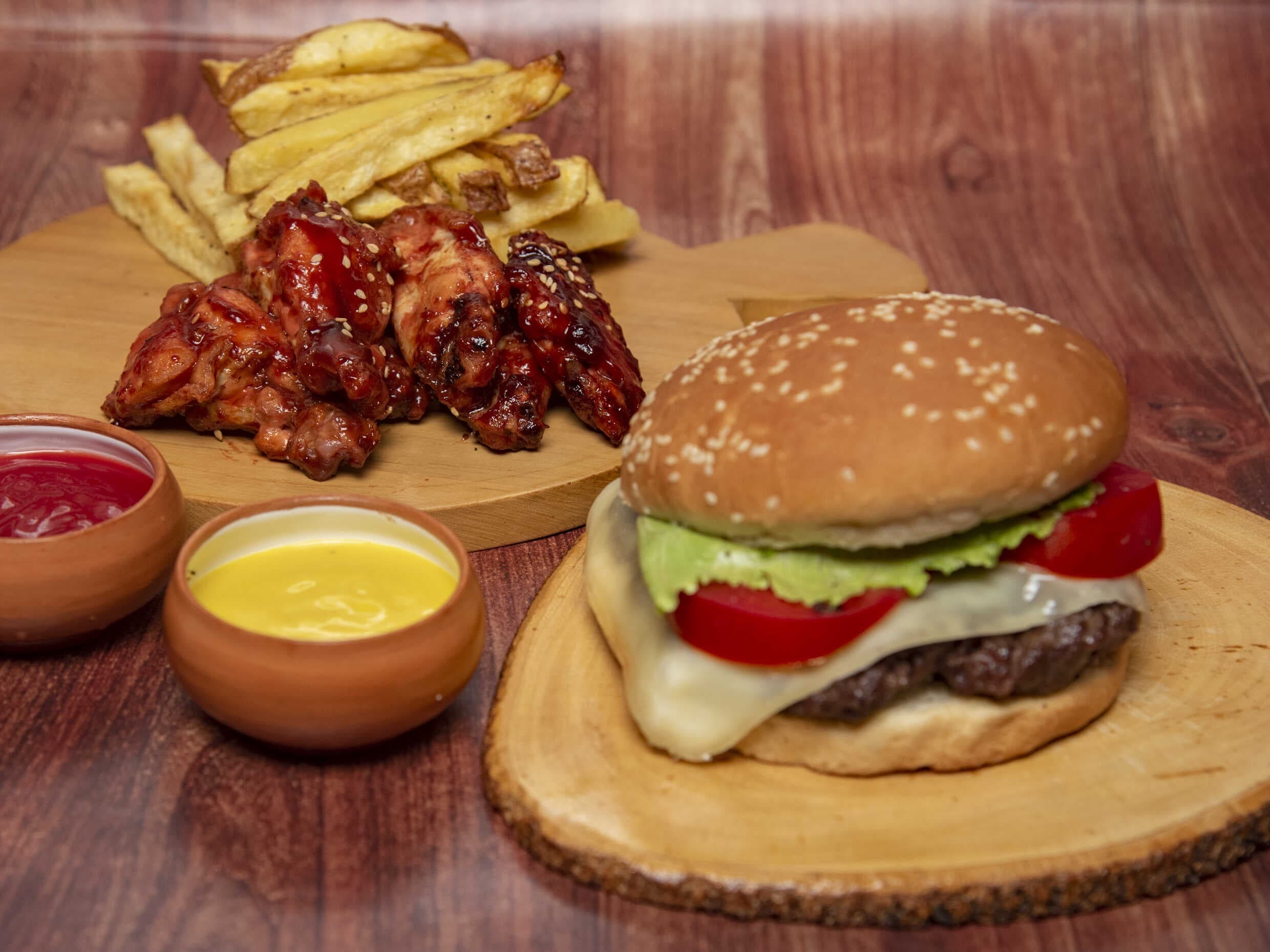 El BBQ y La Hamburguesa Clásica con Queso