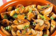 Champiñones al Ajillo