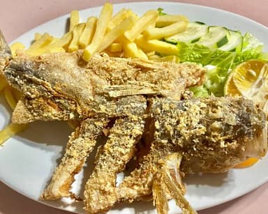 Pescado Entero Frito con Papas y Ensalada