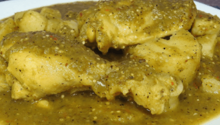 Pollo en Salsa Verde, es pechuga desmenuzada