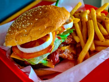 Hamburguesa Jamón y Tocino + papas