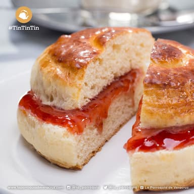 Pan Tostado con Cajeta o Mermelada