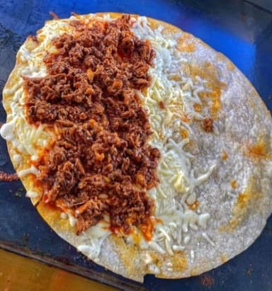Quesadilla de Birria de Harina