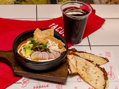 Combo Pozole + 2 Mini Quesadilla de Queso + Bebida