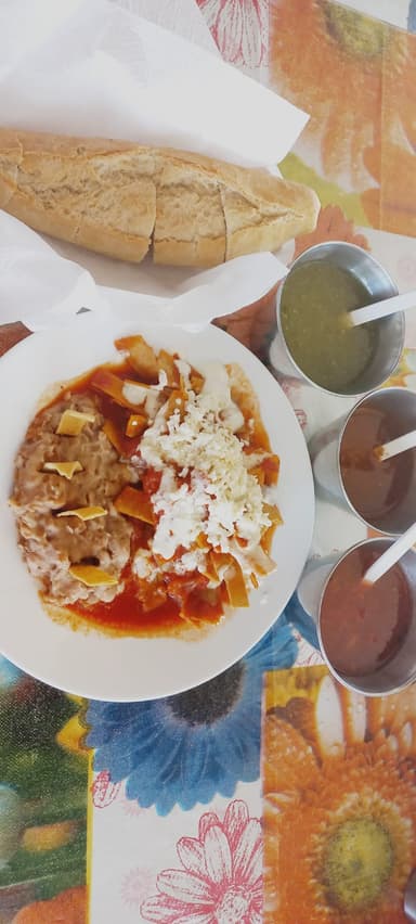 Chilaquiles Sencillos+Frijoles+Bolillo o Tortilla